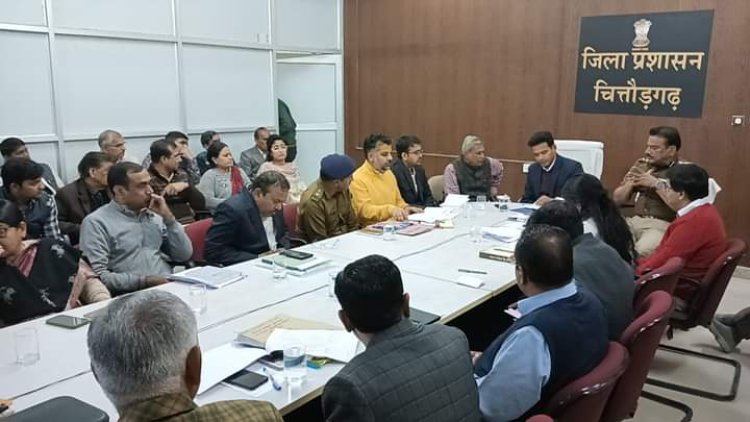 अधिकारी जन समस्याओं के प्रकरणों को प्राथमिकता से निस्तारित करें - जिला कलक्टर