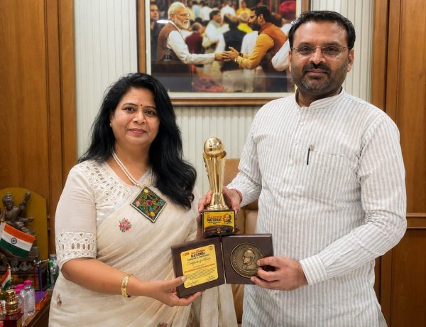 Dr. Mahadevi Ghugare Chabukswar Conferred with Prestigious Veer Savarkar National Award at Bharat Mandapam