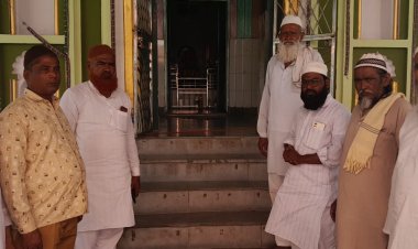 हजरत शेख सलाउद्दीन बाबा रहमतुल्ला अलेही की दरगाह शरीफ पर अकीदतमंदो ने उर्स ए पाक मे की चादर पोशी