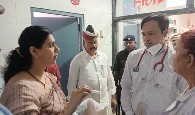 मीरजापुर हीट स्ट्रोक को लेकर डीएम पहुंची मंडलीय चिकित्सालय व्यवस्थाओं का जायजा लेने पहुंची डीएम दिव्या मित्तल बच्चों के लिए 100 अतिरिक्त बेडों की व्यवस्था की गई  अन्य मरीजों के लिए भी 50 अतिरिक्त बेड की व्यवस्था  DM की आम जनता से अपील ‘ज्यादा से ज्यादा पिएं पानी’