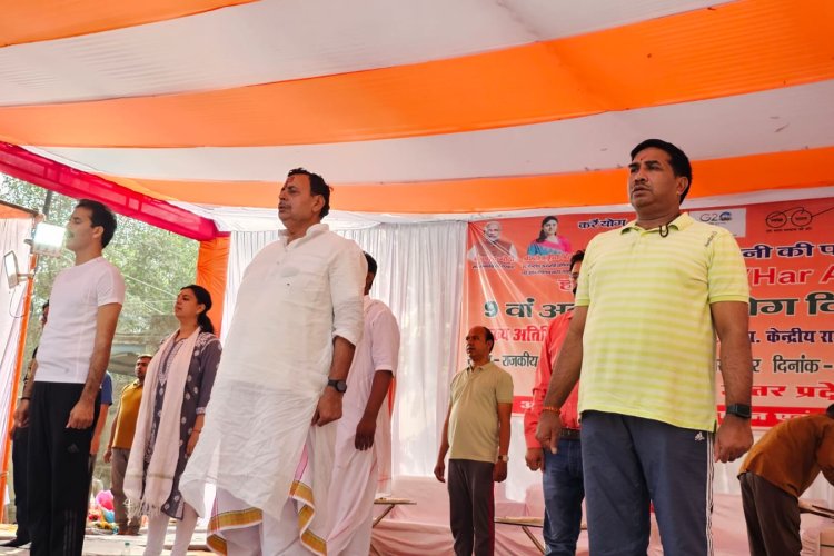 मिर्जापुर  विश्व योग दिवस के शुभ अवसर पर जिलाधिकारी मिर्जापुर एवं मुख्य विकास अधिकारी विधायक एवं विधान परिषद सदस्य ने साथ में योग किया