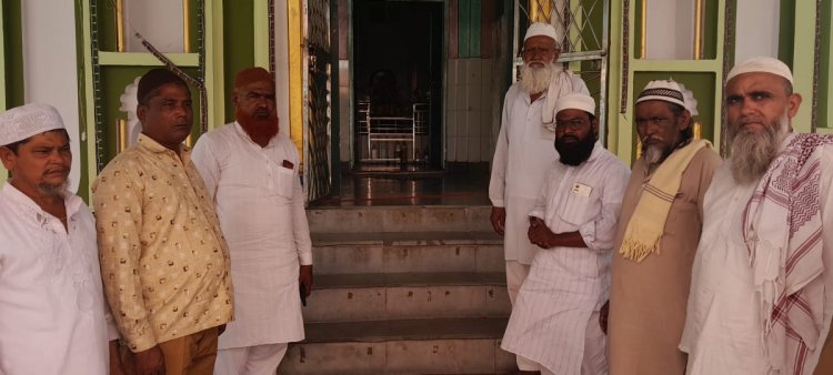 हजरत शेख सलाउद्दीन बाबा रहमतुल्ला अलेही की दरगाह शरीफ पर अकीदतमंदो ने उर्स ए पाक मे की चादर पोशी