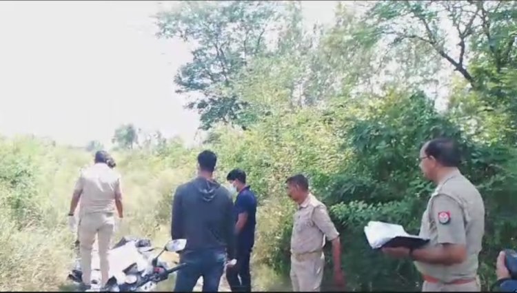 रेलवे ट्रैक के किनारे मिला अज्ञात व्यक्ति का शव मौके पर पहुंची पुलिस मुरादाबाद के कुंदरकी थाना क्षेत्र का है मामला