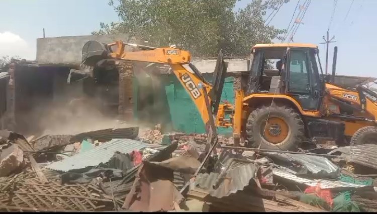 *झांसी के पूछ में सरकारी भूमि पर बनी अवैध दुकानों पर चला बाबा का बुलडोजर* 