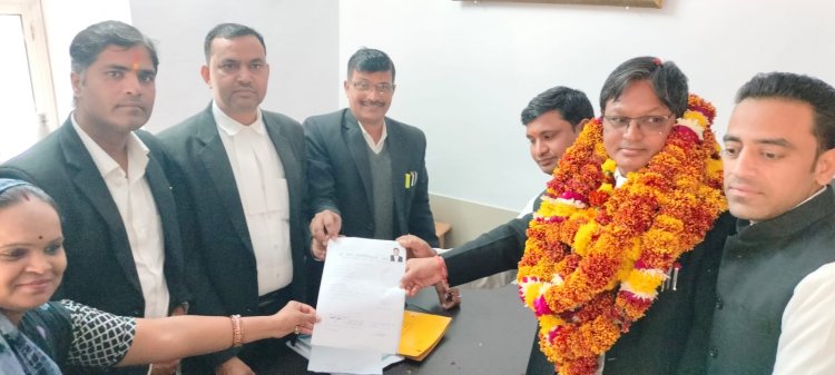 दी बार एसोसिएशन आमेर के चुनाव में अध्यक्ष पद हेतु एडवोकेट राजेश कुमार बुनकर नामांकन पत्र भरा