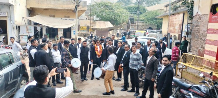 दी बार एसोसिएशन आमेर के चुनाव में अध्यक्ष पद हेतु एडवोकेट राजेश कुमार बुनकर नामांकन पत्र भरा