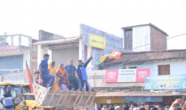 जीत का जुलूस : भाजपा विधायक सकुंतला पोर्ते ने बुलडोजर पर सवार होकर निकाला विजय जुलूस