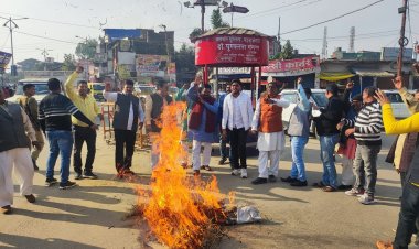 उपराष्ट्रपति जगदीप धनखड़ का मजाक उड़ाए जाने के विरोध में भाजपाइयों ने राहुल गांधी का फूंका पुतला।