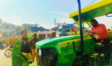 बिना हेलमेट सवारी करने वालों से ट्रैफिक पुलिस ने वसूला जुर्माना, दी कड़ी हिदायत।