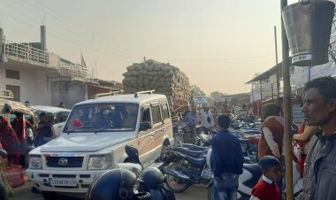 ओड़गी सप्ताहिक बाजार में फंसी एम्बुलेंस, पुलिस जवान नदारद, पत्रकारों ने की मदद 