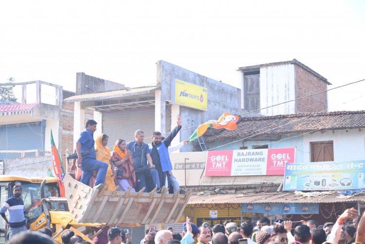 जीत का जुलूस : भाजपा विधायक सकुंतला पोर्ते ने बुलडोजर पर सवार होकर निकाला विजय जुलूस