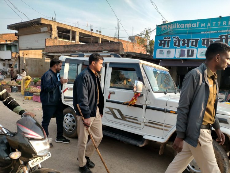 नगर की बिगड़ी यातायात व्यवस्था को सुधारने यातायात पुलिस सड़क पर उतरी