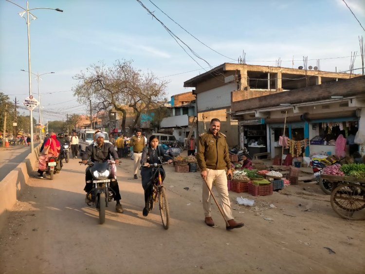 नगर की बिगड़ी यातायात व्यवस्था को सुधारने यातायात पुलिस सड़क पर उतरी