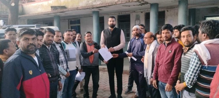 रोजगार सहायक के साथ गाँव के व्यक्ति ने की मारपीट, नाराज सचिव एवं रोजगार सहायकों ने ज्ञापन सौंप की कार्रवाई की मांग