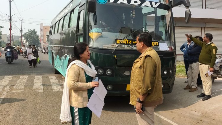 आरटीओ व यातायात विभाग ने की संयुक्त कार्रवाई:वाहनों के परमिट व दस्तावेज देखे