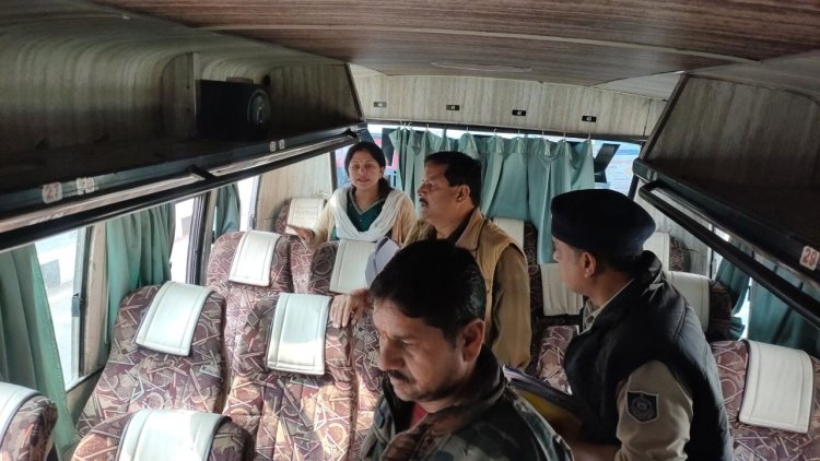 आरटीओ व यातायात विभाग ने की संयुक्त कार्रवाई:वाहनों के परमिट व दस्तावेज देखे