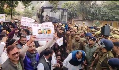 कांग्रेस ने बढ़ाई मोदी के संसदीय क्षेत्र में सियासी गर्मी, पुलिस के छूटे कड़ाके की ठंड में पसीने