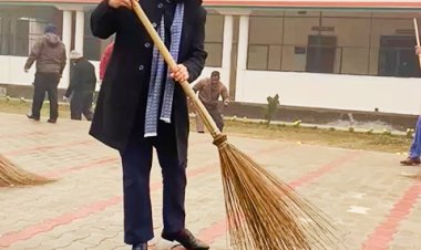 डीएम अनुनय झा ने थामी झाड़ू, कलेक्ट्रेट में चलाया सफाई अभियान; एसपी, एडीएम सहित अन्य अधिकारी और कर्मचारी भी हुए शामिल।