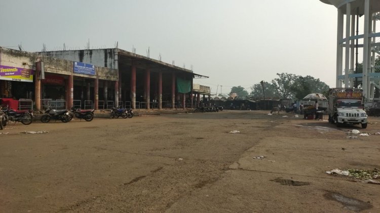 हिट एंड रन केस को लेकर केंद्र सरकार के नए कानून के विरोध में उतरे ट्रक व बस चालक, बस स्टैंड पर पसरा रहा सन्नाटा