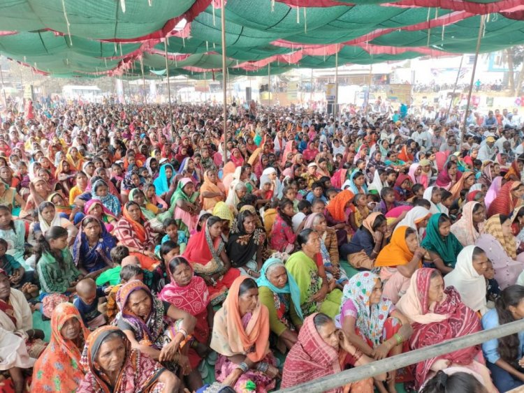 लैलूंगा के ग्राम राजपुर में परम पूज्य पंकज जी महराज के आध्यत्मिक सत्संग में हजारों लोगों ने डुबकी लगाई !