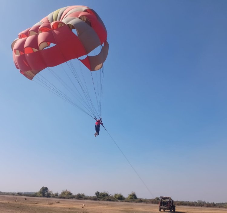 रामानुजगंज के तामेश्वर नगर हवाई पट्टी पर पैरासेलिंग एडवेंचर स्पोर्ट्स का आयोजन, एडवेंचर स्पोर्ट्स का लुत्फ उठा रहे लोग..