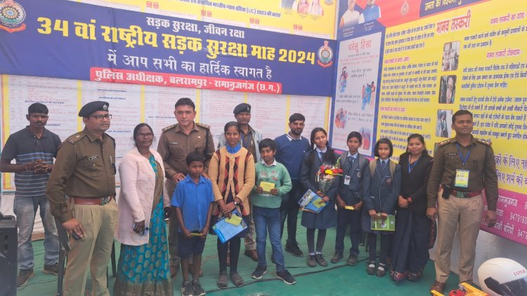 स्वामी आत्मानंद स्कूली छात्र छात्रों को दी गई यातायात संबंधी जानकारी , प्रश्नोत्तरी कार्यक्रम के तहत स्कूली छात्र/छात्राओ से यातायात नियमो के विषय में पूछे गए सवाल 