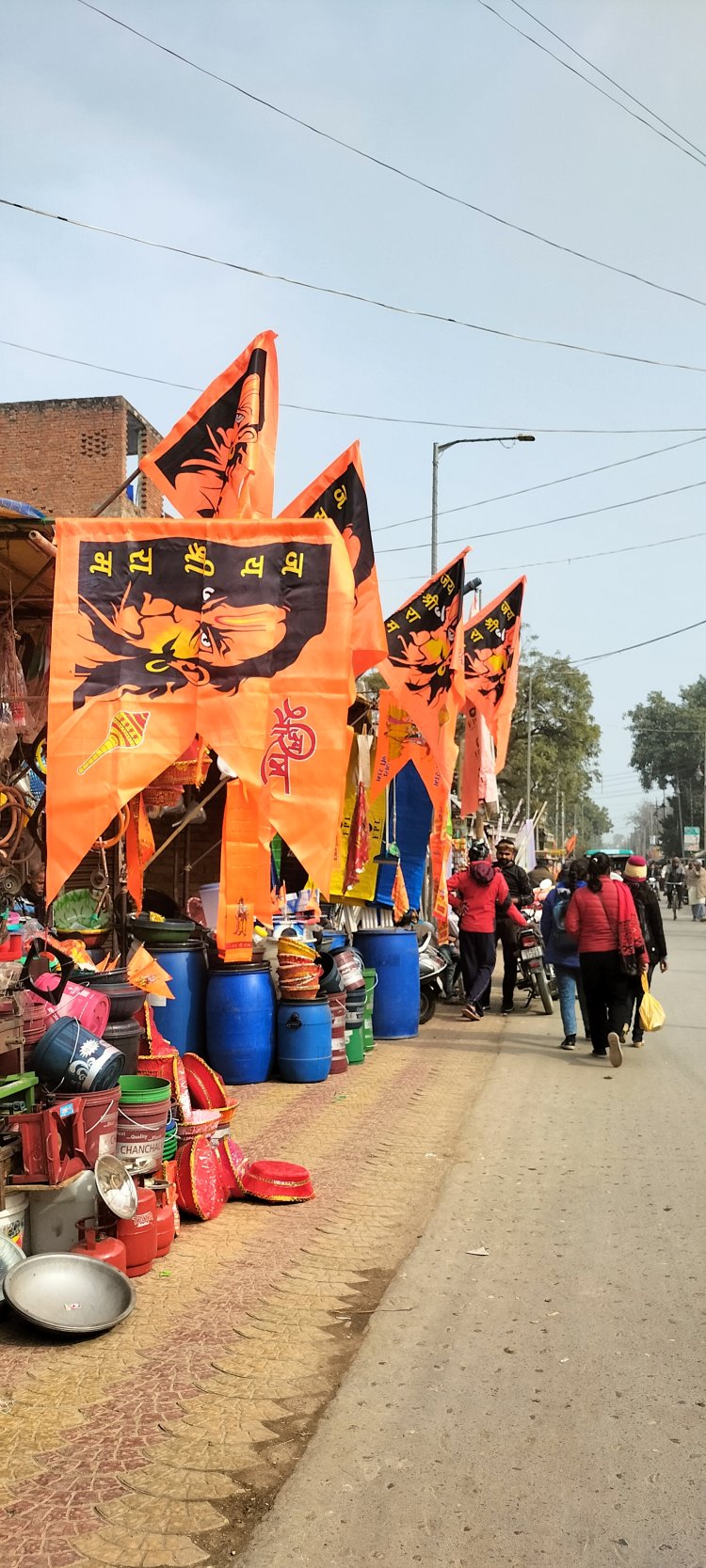बाजारों में राम मंदिर उद्धघाटन को लेकर जबरजस्त उत्साह बिक रहा राम मन्दिर का झण्डा