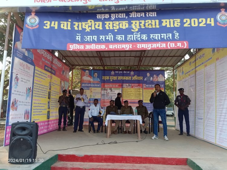 सडक सुरक्षा मितान के मास्टर ट्रेनर द्वारा लिया गया सडक सुरक्षा क्लास   स्कूली छात्र छात्रों के साथ-साथ एनसीसी स्काउट गाइड के छात्रों को दी गई यातायात एवम् महिलाओं संबंधित अपराध की जानकारी