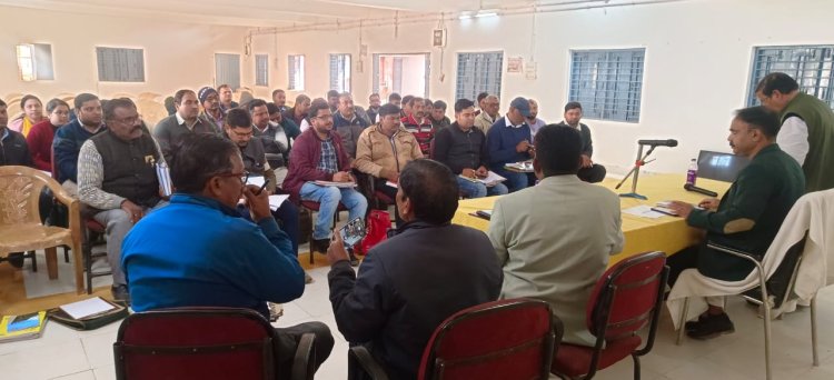 मऊगंज जिले के मऊगंज जनपद सभागार में राजस्व विभाग की समीक्षा बैठक ली गई