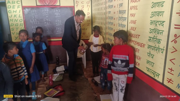 कलेक्टर मऊगंज अजय श्रीवास्तव ने हाई स्कूल देवरी सेंगरांन एवं आंगनवाड़ी केन्द्र का किया औचक निरीक्षण