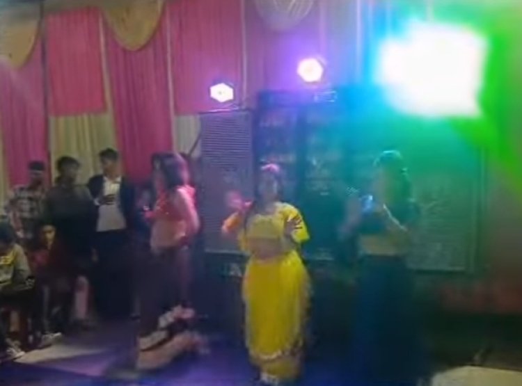 स्कूल में बार बालाओं ने जमकर लगाए ठुमके, 'शिक्षा के मंदिर' में अश्लील डांस का VIDEO वायरल होते ही मचा हड़कंप।