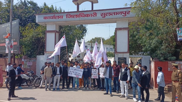 समीक्षा अधिकारी और उत्तर प्रदेश पुलिस भर्ती में हुई धांधली और पेपर लीक के विरोध मे प्रदर्शन किया ।