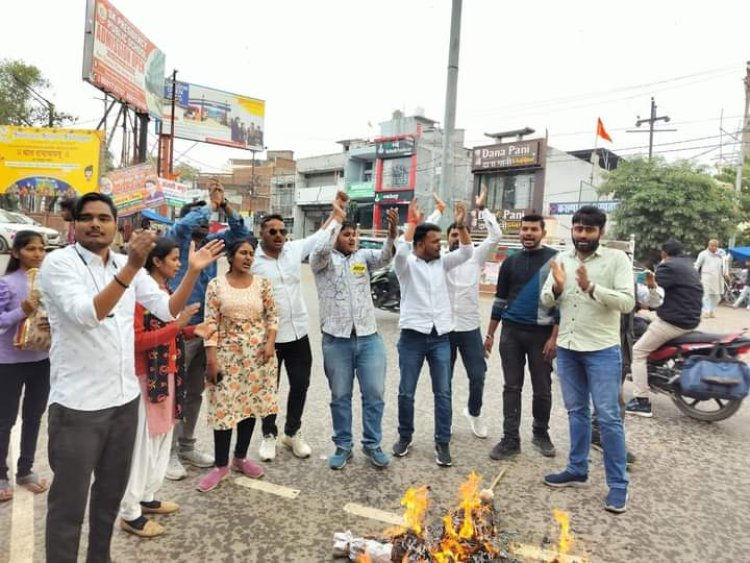एबीवीपी कार्यकर्ताओं ने कलेक्ट्रेट गेट पश्चिम बंगाल सरकार का पुतला फूंक