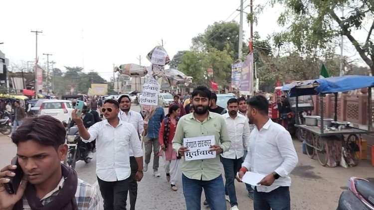 एबीवीपी कार्यकर्ताओं ने कलेक्ट्रेट गेट पश्चिम बंगाल सरकार का पुतला फूंक