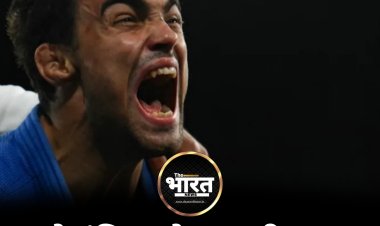 ओलंपिक मेडल जीतकर खुशी में उछला खिलाड़ी