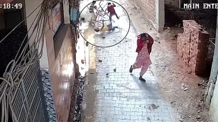 छह मंजिला निर्माणाधीन इमारत से बच्चे पर गिरी लोहे की ग्रिल, मौके पर मौत