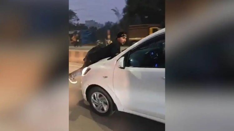 दौड़ती कार के बोनट पर लटका पति, अंदर बैठी रही पत्नी; हाईवे पर जिसने देखा नजारा. रह गया दंग