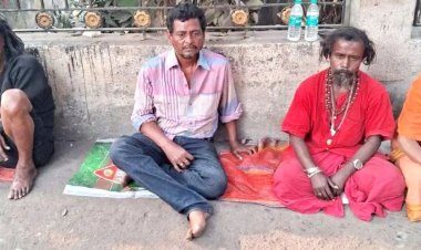 भीख मांगते नजर आए BJP के बड़े नेता, फोटो वायरल होने पर मच गया हड़कंप