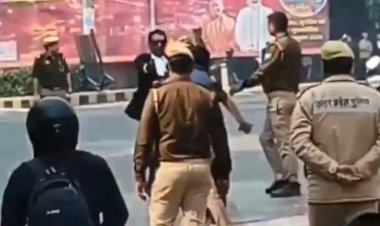 प्रयागराज में भिड़े पुलिस और वकील, बीच सड़क चले लात घूंसे-Video