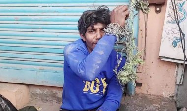 चोर का शातिर दिमाग फेल, शोरूम में रातभर फंसा रहा... फिर जंजीरों से बांधे हाथ