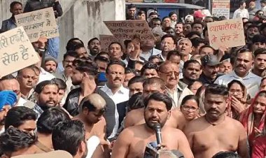 व्यापारियों ने मुंडवाया सिर... अर्धनग्न होकर कर रहे प्रदर्शन, इस चेतावनी के साथ किया थाने का घेराव
