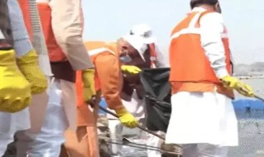 महाकुंभ ख़त्म होते ही प्रयागराज पहुंचे योगी, हाथों में उठाई झाड़ू करने लगे सफाई, Video देखकर खुश हुए लोग