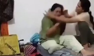 कमजोर दिल वाले वीडियो न देखें: एक बेटी अपनी ही माँ के साथ कर रही जानवरों जैसा सलूक, चीखें सुनकर तड़प उठेंगे