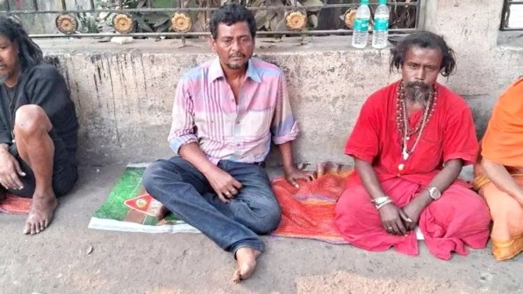 भीख मांगते नजर आए BJP के बड़े नेता, फोटो वायरल होने पर मच गया हड़कंप