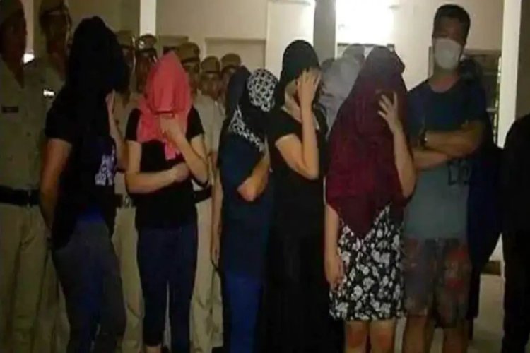 पुलिस: एक कमरे में पांच महिलाएँ, 17 पुरुष! बजबज में जो हो रहा था, पुलिस ने खींच-खींच कर उन्हें ले गई