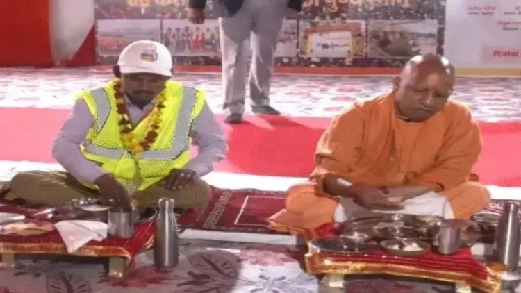 सनातन का ऐसा रूप देखकर विश्व हैरान! सफाईकर्मियों को साथ में बैठाकर खाना खिलाने लगे योगी, बोनस में दे दिया इतना इनाम