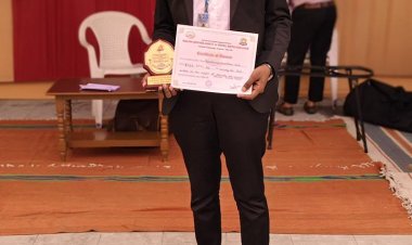 સરદાર પટેલ યુનિવર્સિટી વલ્લભ વિદ્યાનગરમાં તત્વજ્ઞાન વિભાગ માં ગોલ્ડ મેડાલિસ્ટ  ઢેકીયા‌ ગામ ‌ ના‌.   રીતેશ ‌ સિંહ. સુરેશ ‌ ભાઇ‌ ઝાલા ‌ એ‌ ગામ ‌ નુ‌ નામ ‌ રોશન‌ કર્યું.  ‌