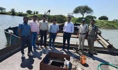 खनिज विभाग की कार्रवाई, चार फाइटर मशीन, चार नाव, एक छोटा जहाज और रेत से भरी दो ट्रैक्टर-ट्रॉली जब्त