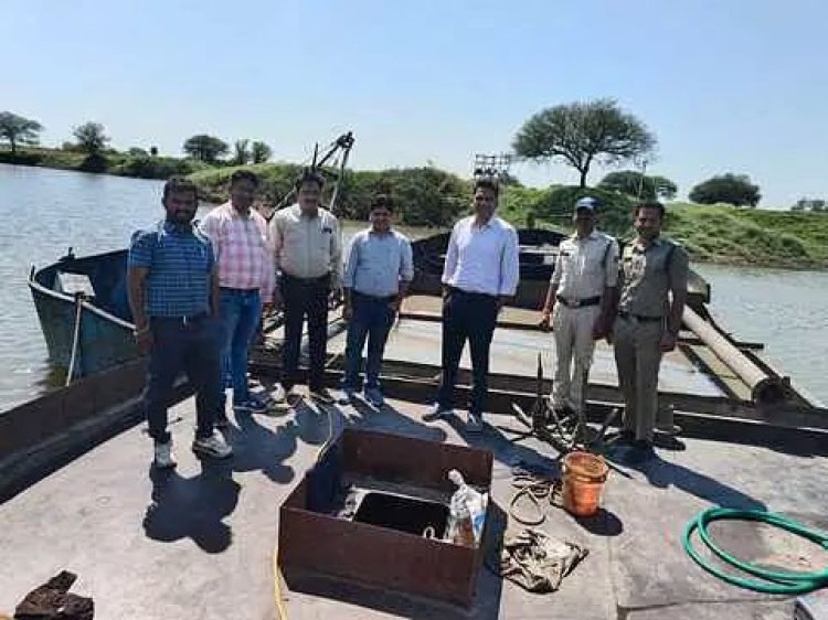 खनिज विभाग की कार्रवाई, चार फाइटर मशीन, चार नाव, एक छोटा जहाज और रेत से भरी दो ट्रैक्टर-ट्रॉली जब्त