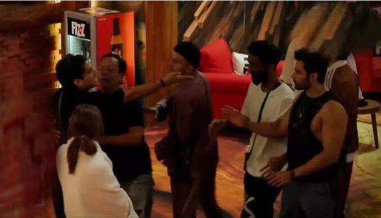 'बिग बॉस' का घर बना कोचिंग सेंटर, टीचर जीशान से बोलीं कुनिका- मुझसे शादी कर लो! शहनाज के भाई और मृदुल में मारपीट?